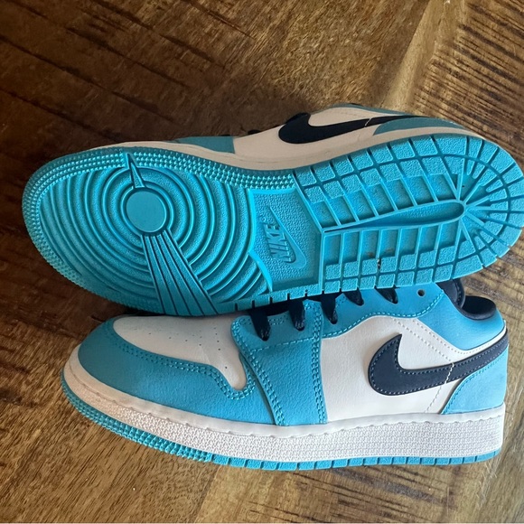 Jordan 1 Low UNC 2021 - Picture 2 of 4